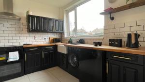 Fully Serviced Three Bed House in Durham