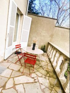 Appartements WHITE HOUSE DHAVERNAS - PROCHE CENTRE - PARKING - WIFi HD : Appartement - Vue sur Jardin