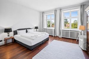 GUT KLETKAMP "Penthouse im Schloss" - Premium-Ferienwohnung mit 5 Schlafzimmern auf 400qm I Kamin I 2 Wohnzimmer I Garten & Terrasse I Wald- und Seeblick I Profi-Küche I 15 Min zur Ostsee I Parkplätze I WLAN