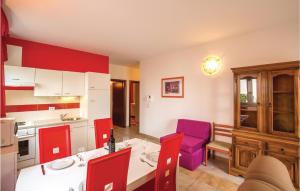 Awesome Apartment In Makarska With Kitchen