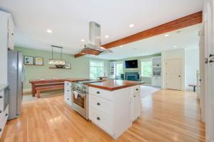 102 - Charming and Fun Family Oasis Near Downtown