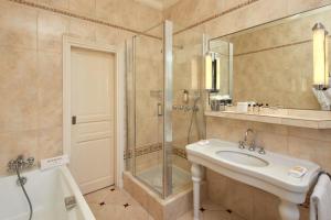 Hotels Hotel Raphael : photos des chambres