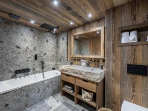 Chalet 5 chambres avec sauna et hammam, centre de Saint Martin - FR-1-570-31