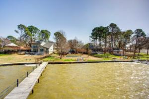 Cedar Creek Lakefront Vacation Rental w Pool