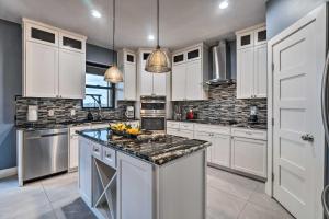 Austin Vacation Rental 2 Mi to Lake Travis!