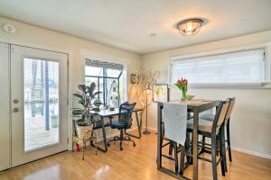 Portland Floating Home Getaway with Sauna!