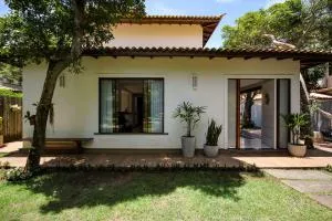 BZ44 poucos metros da praia! Casa alto padrão 5 suítes - Búzios