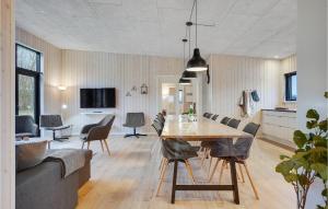 5 Bedroom Nice Home In Glesborg