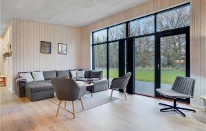 5 Bedroom Nice Home In Glesborg