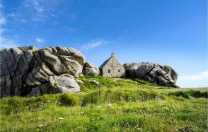 Maisons de vacances Nice Home In Plouguerneau With Wifi : photos des chambres
