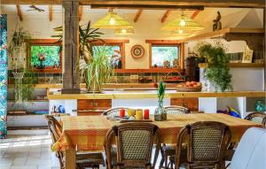 Maisons de vacances Nice Home In Plouguerneau With Wifi : photos des chambres