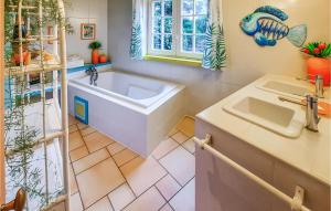 Maisons de vacances Nice Home In Plouguerneau With Wifi : photos des chambres