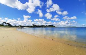 Maisons de vacances Nice Home In Plouguerneau With Wifi : photos des chambres