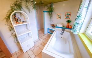 Maisons de vacances Nice Home In Plouguerneau With Wifi : photos des chambres
