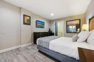 Queen Room - Disability Access room in Hotel Point Loma