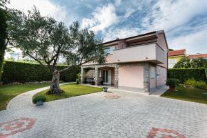 Premium apartment near center and beach with parking