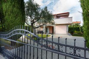 Premium apartment near center and beach with parking