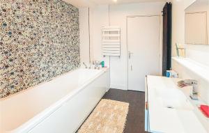 Maisons de vacances Beautiful Home In trchy With Wifi : photos des chambres