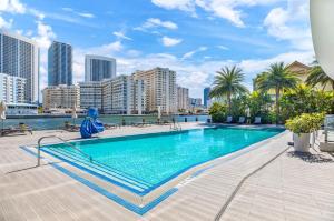 Spacious VIP Penthouse with Ocean & Intracoastal Views, Private Entry, Resort Amenities - 25 min to FIFA!