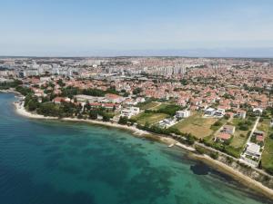 Apartment Toni - Private Parking, Steps to the Beach