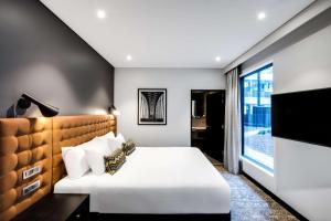 Deluxe King Room room in Vibe Hotel North Sydney