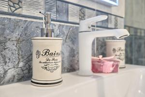 Family-friendly apartments with swimming pool Kastel Luksic, Kastela - 20582