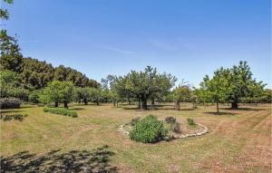 Maisons de vacances Stunning Home In Lagnes With 4 Bedrooms, Wifi And Outdoor Swimming Pool : photos des chambres