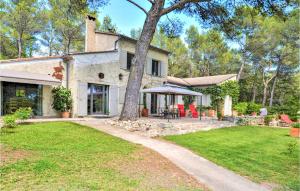 Maisons de vacances Awesome Home In Lisle Sur La Sorgue With Wifi, Private Swimming Pool And 3 Bedrooms : photos des chambres