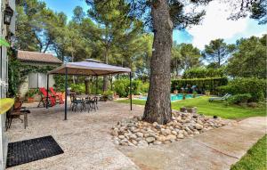 Maisons de vacances Awesome Home In Lisle Sur La Sorgue With Wifi, Private Swimming Pool And 3 Bedrooms : photos des chambres