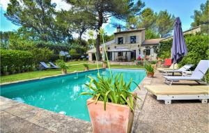 Maisons de vacances Awesome Home In Lisle Sur La Sorgue With Wifi, Private Swimming Pool And 3 Bedrooms : photos des chambres