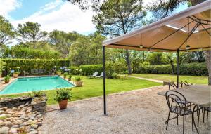 Maisons de vacances Awesome Home In Lisle Sur La Sorgue With Wifi, Private Swimming Pool And 3 Bedrooms : photos des chambres