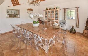 Maisons de vacances Nice Home In Murs With 5 Bedrooms, Wifi And Heated Swimming Pool : photos des chambres