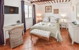 Maisons de vacances Nice Home In Murs With 5 Bedrooms, Wifi And Heated Swimming Pool : photos des chambres