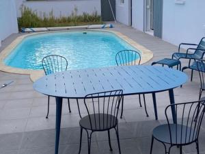 Maisons de vacances Maison familiale avec piscine chauffee, proche commerces et plage - FR-1-485-146 : photos des chambres