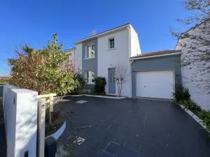 Maison familiale avec piscine chauffée, proche commerces et plage - FR-1-485-146 - LʼAubraie