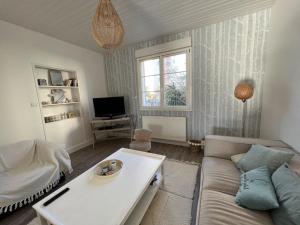 Maisons de vacances Maison familiale avec piscine chauffee, proche commerces et plage - FR-1-485-146 : photos des chambres