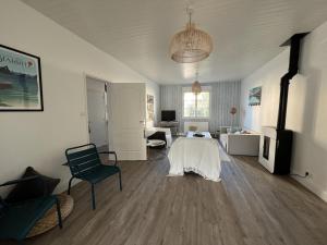 Maisons de vacances Maison familiale avec piscine chauffee, proche commerces et plage - FR-1-485-146 : photos des chambres