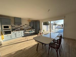 Maisons de vacances Maison familiale avec piscine chauffee, proche commerces et plage - FR-1-485-146 : photos des chambres