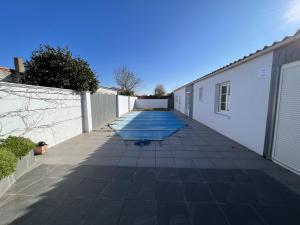 Maisons de vacances Maison familiale avec piscine chauffee, proche commerces et plage - FR-1-485-146 : photos des chambres