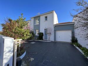 Maisons de vacances Maison familiale avec piscine chauffee, proche commerces et plage - FR-1-485-146 : Maison de Vacances