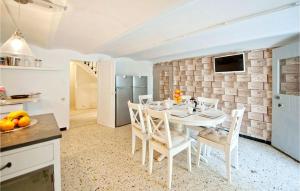 Maisons de vacances Nice Home In Canet With Outdoor Swimming Pool, Wifi And Private Swimming Pool : photos des chambres