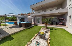 Beautiful Home In Kastel Stafilic With 3 Bedrooms, Jacuzzi And Outdoor Swimming Pool