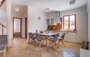 Beautiful Home In Sveti Jakov With Kitchen 
