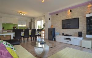 Awesome Home In Kanfanar With 4 Bedrooms, Wifi And Outdoor Swimming Pool