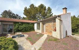 Maisons de vacances Nice home in Aubais with 6 Bedrooms, WiFi and Outdoor swimming pool : photos des chambres