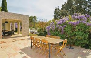 Maisons de vacances Nice home in Aubais with 6 Bedrooms, WiFi and Outdoor swimming pool : photos des chambres