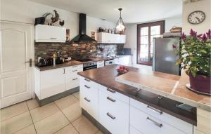 Maisons de vacances Gorgeous Home In Montblanc With Heated Swimming Pool : photos des chambres