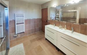 Maisons de vacances Gorgeous Home In Montblanc With Heated Swimming Pool : photos des chambres