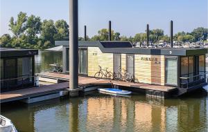 Houseboat Waterlelie