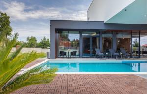 Amazing Home In Liznjan With Wifi, Outdoor Swimming Pool And Heated Swimming Pool